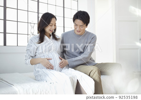 Pregnant couple, couple, maternity conversation, smile 92535198