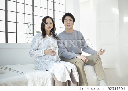 Pregnant couple, couple, maternity conversation, smile Pregnant couple, couple, maternity conversation, smile 92535204