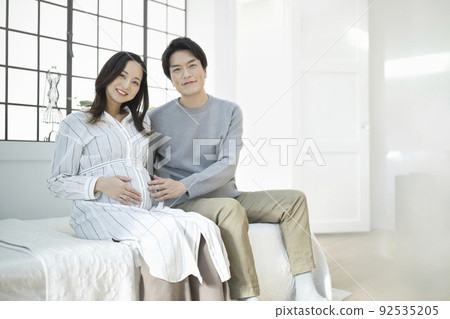 懷孕的夫婦，夫婦，產假談話，微笑 92535205