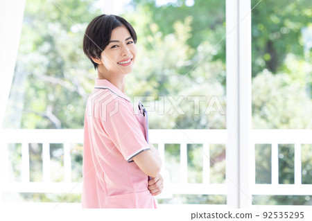 女性照顧者的肖像 92535295