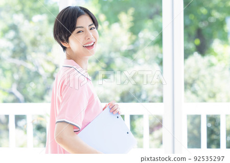 女性照顧者的肖像 92535297