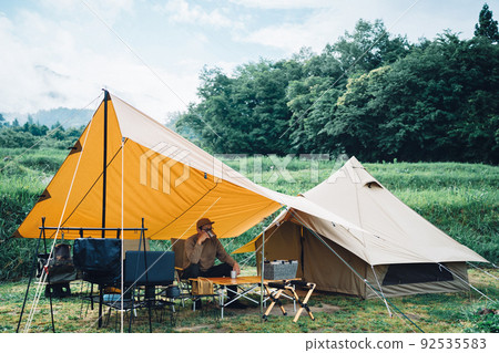 日本人在樹林裡搭帳篷露營（戶外） 92535583