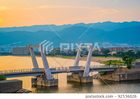 兵庫縣Koroen Omaehama橋和Omaehama公園日落 兵庫縣Koroen Omaehama橋和Omaehama公園日落 92536026