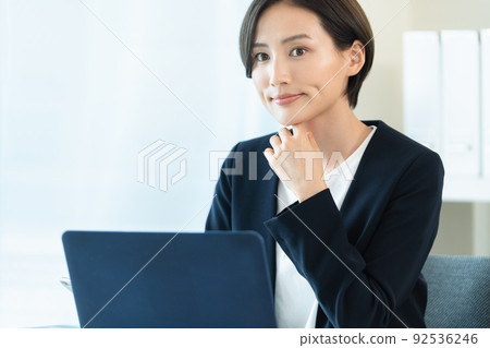 走向電腦的職業女性 92536246