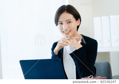 走向電腦的職業女性 92536247