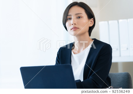 走向電腦的職業女性 92536249