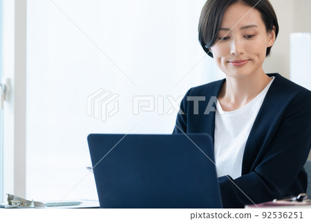 走向電腦的職業女性 92536251