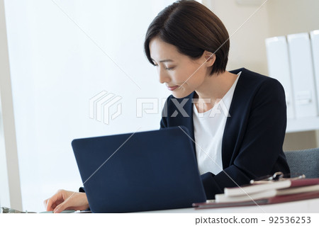 走向電腦的職業女性 92536253