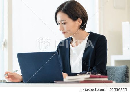 Career women heading to a computer 92536255