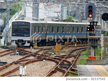 箱根登山電車小田原站月台小田急電車作為開往湯本的電車停靠 92537545