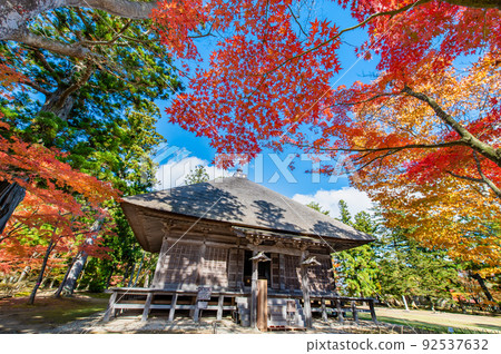 Motsuji Temple in autumn colors, Hiraizumi Town, Iwate Prefecture 92537632