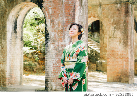 在京都觀光的和服女人 92538095