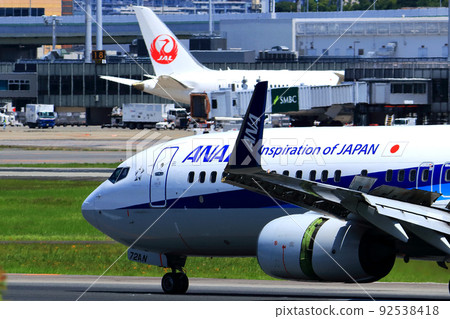 大阪國際機場，一架客機起飛和降落 92538418