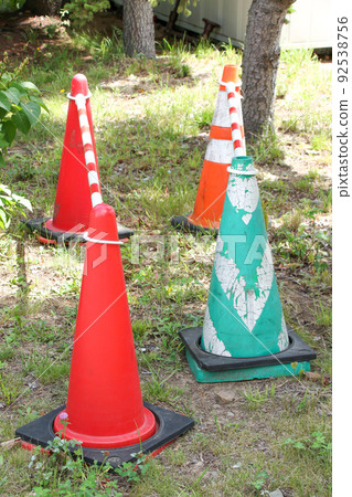 彩色錐體、三角錐體、掛架、橡膠錐體、安全錐體、路錐體、錐體 92538756