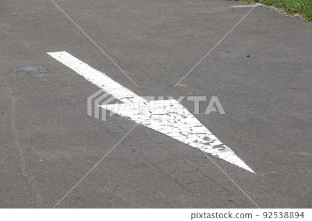 Walking, road, line, asphalt, car, car, traffic, arrow 92538894