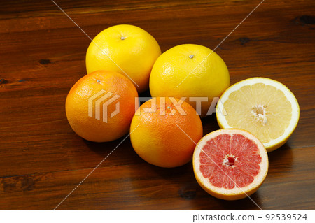 葡萄柚_切片白色和紅寶石 92539524