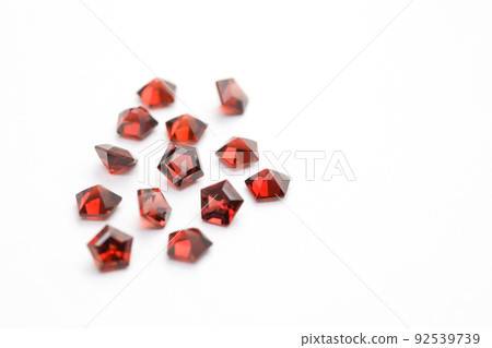 Lots of pentagonal garnets 92539739