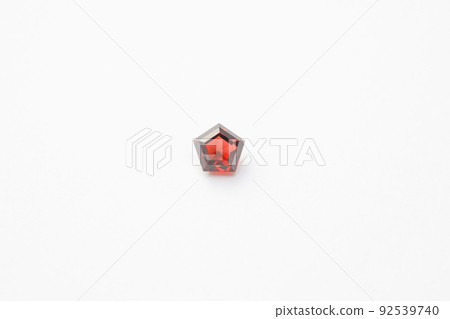 A single pentagonal garnet 92539740