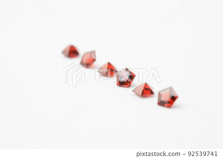 Pentagonal garnet lined up in a row Pentagonal garnet lined up in a row 92539741