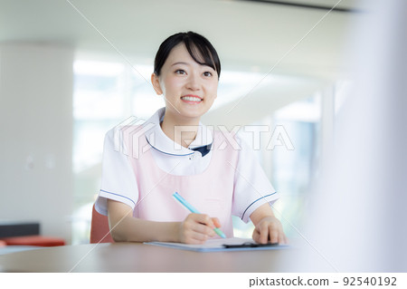 女性看護者“LINK FOREST”的肖像 92540192