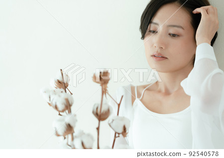 Woman with cotton flower 92540578