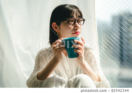 在咖啡館裡放鬆的女人 在咖啡館裡放鬆的女人 92542144