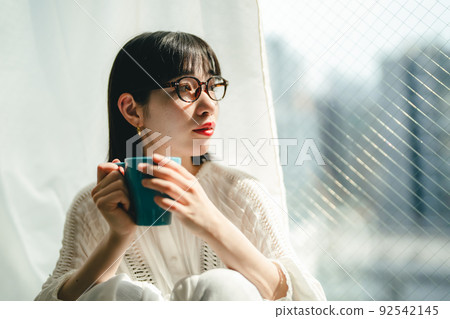 在咖啡館裡放鬆的女人 在咖啡館裡放鬆的女人 92542145