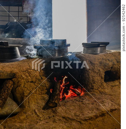 用柴火煮飯的灶門 92542462