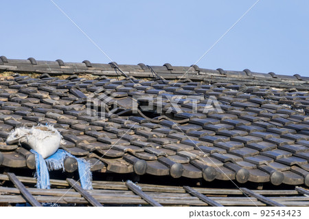 破碎的瓦屋頂 92543423