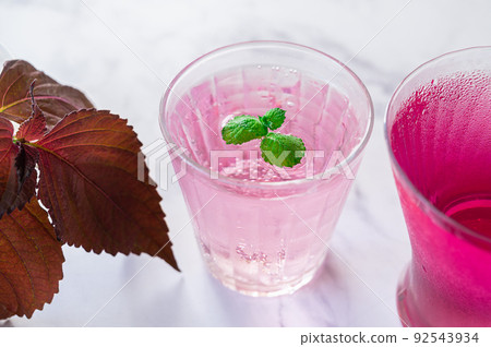 Shiso juice divided by carbonic acid 92543934