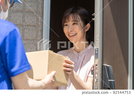 收到包裹的女快遞員 收到包裹的女快遞員 92544753