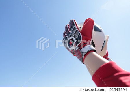 守門員男子接住足球 92545394