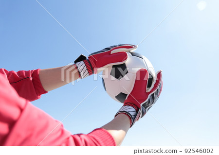 守門員男子接住足球 92546002