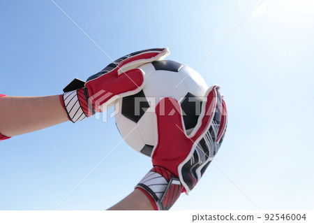 守門員男子接住足球 92546004