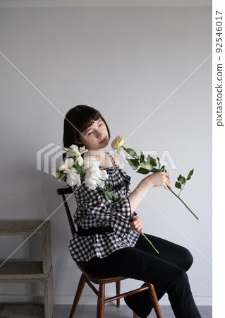 A woman who loves flowers 92546017