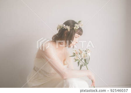一個女人穿著她的衣服 一個女人穿著她的衣服 92546037