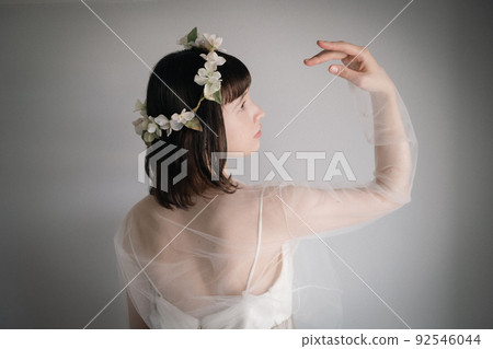 一個女人穿著她的衣服 一個女人穿著她的衣服 92546044