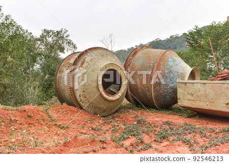 鏽迹斑駁破舊的混凝土攪拌機被丟棄在戶外 92546213