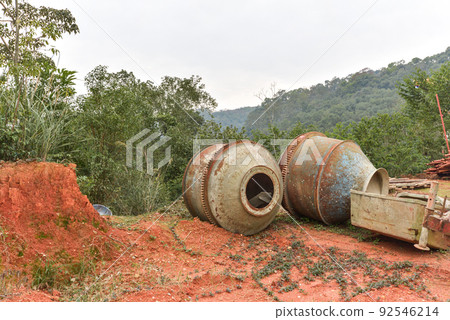 鏽迹斑駁破舊的混凝土攪拌機被丟棄在戶外 92546214