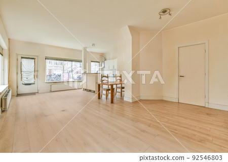 A cozy and spacious empty room in a luxury house A cozy and spacious empty room in a luxury house 92546803
