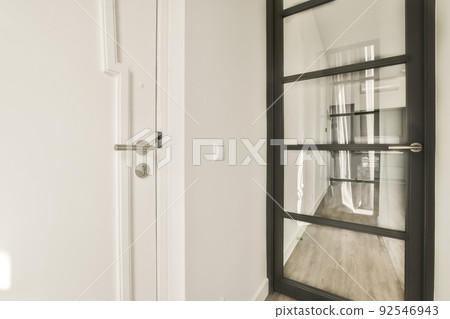 A cozy and spacious empty room in a luxury house A cozy and spacious empty room in a luxury house 92546943