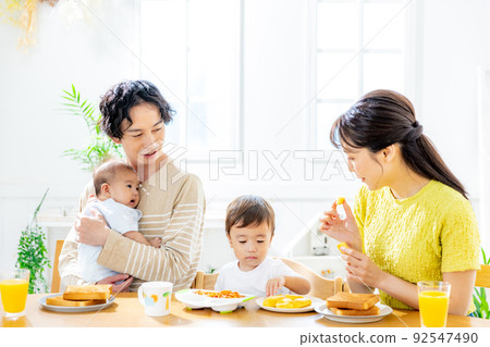 Family dining table 92547490