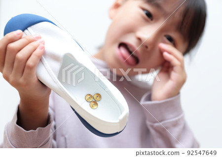 一個小學生震驚地發現她的拖鞋裡有一個圖釘 92547649
