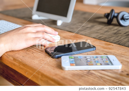 Input image cut of a young woman working from home 92547843