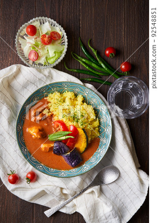 香辣咖哩配夏季蔬菜和雞肉 香辣咖哩配夏季蔬菜和雞肉 92548851