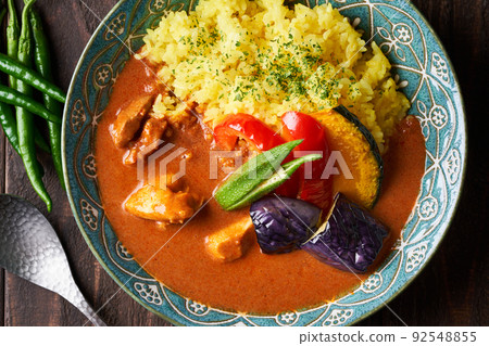 Spicy curry with summer vegetables and chicken 92548855