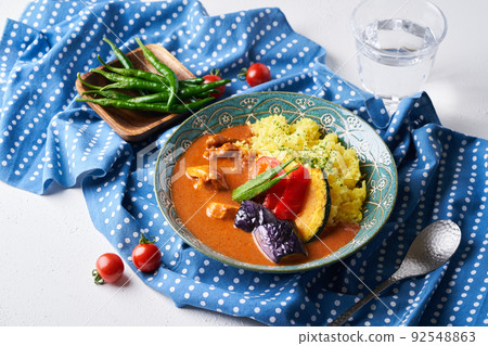 Spicy curry with summer vegetables and chicken 92548863