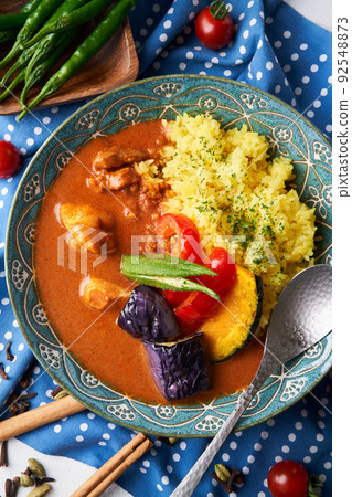 Spicy curry with summer vegetables and chicken 92548873