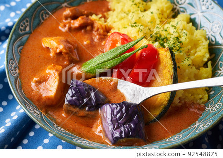 香辣咖哩配夏季蔬菜和雞肉 92548875