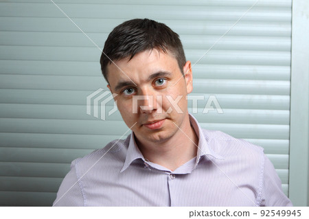 portrait of a young businessman 92549945